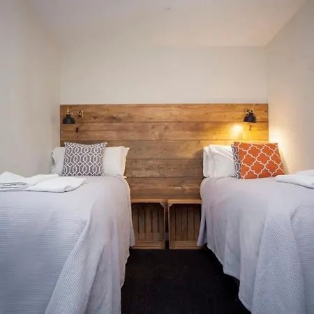 Higgihaus #3a & 3b 8 Bed Sleeps Up To 22 Big Groups Hip Location Holiday home *