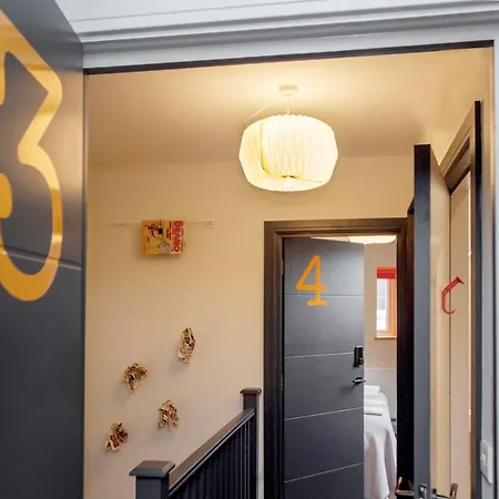 Higgihaus #3a & 3b 8 Bed Sleeps Up To 22 Big Groups Hip Location Holiday home Bristol