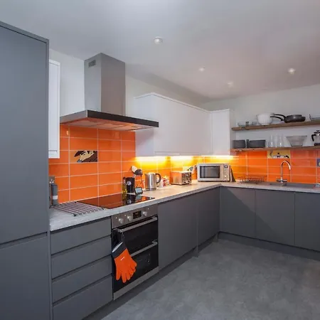 Higgihaus #3a & 3b 8 Bed Sleeps Up To 22 Big Groups Hip Location Holiday home