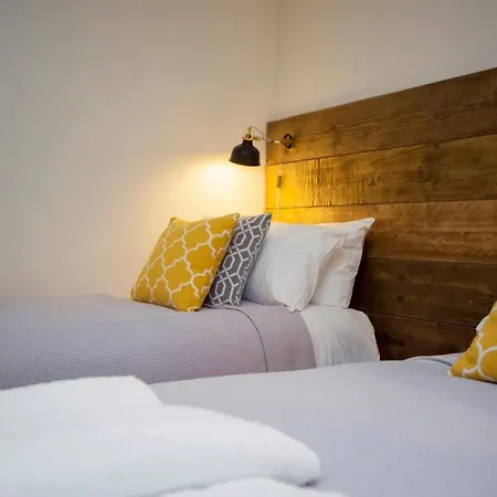 Higgihaus #3a & 3b 8 Bed Sleeps Up To 22 Big Groups Hip Location Holiday home