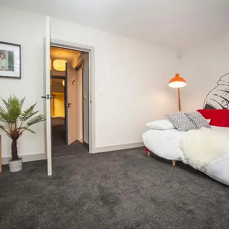 Higgihaus #3a & 3b 8 Bed Sleeps Up To 22 Big Groups Hip Location * Bristol