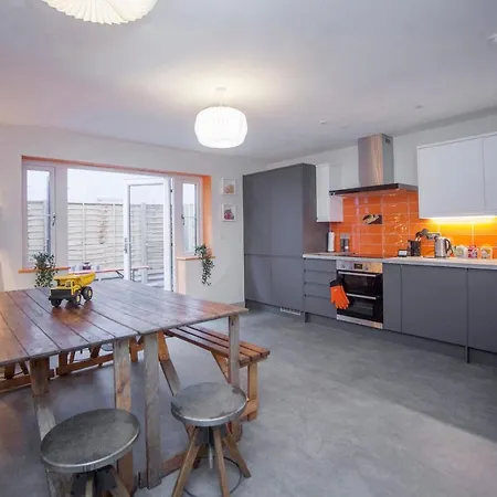Higgihaus #3a & 3b 8 Bed Sleeps Up To 22 Big Groups Hip Location *