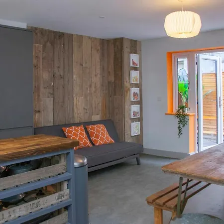Higgihaus #3a & 3b 8 Bed Sleeps Up To 22 Big Groups Hip Location