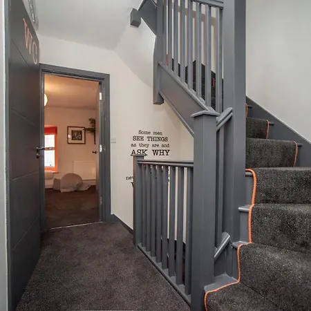 Higgihaus #3a & 3b 8 Bed Sleeps Up To 22 Big Groups Hip Location Holiday home Bristol