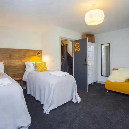 Higgihaus #3a & 3b 8 Bed Sleeps Up To 22 Big Groups Hip Location Будинок відпочинку Бристоль